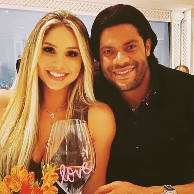 Di Instagram, Hulk dan istrinya cukup sering mengunggah foto mesra. Foto: Instagram @camiilaangelooficial