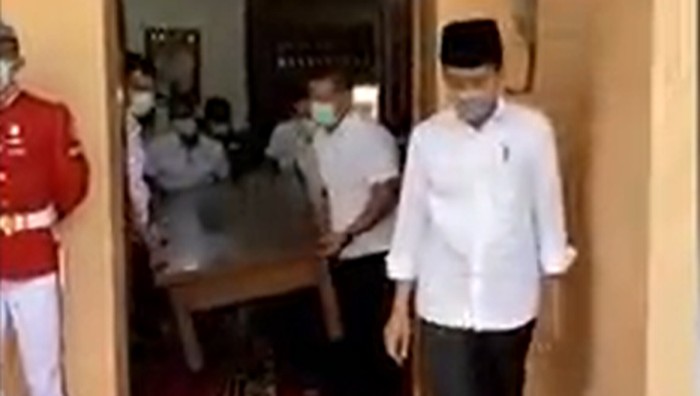 Raut Wajah Jokowi Melepas Kepergian Ibunda Tercinta Presiden Joko Widodo (Jokowi) kehilangan ibunda tercintanya, Sudjiatmi Notomihardjo untuk selama-lamanya. Raut wajah Jokowi terlihat sangat sedih saat melepas kepergian sang ibunda ke tempat pemakaman.