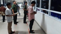 “Bagi yang hendak membuat atau memperpanjang Surat Izin Mengemudi (SIM), akan diperiksa suhu tubuh. Selain itu kita siapkan klinik kesehatan dan tenaga medis. Kita siapkan hand sanitizer, petugas menggunakan masker dan sarung tangan,” kata Lalu Hedwin. Foto: dok. Polri