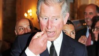 Pangeran Charles merupakan sosok yang hobi kulineran. Ia menyukai makanan-makanan sehat. Di salah satu kunjungannya, ia terlihat menikmati sepotong kue. Foto: Istimewa