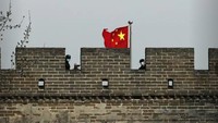 Para petugas kemanan pun juga berjaga-jaga di Tembok Besar China. Mereka masih memberikan akses terbatas pada pengunjung untuk menghindari kerumunan. (Andy Wong/AP)