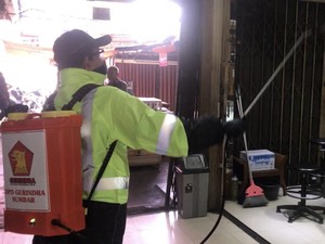Gandeng Relawan, Gerindra Sumbar Semprot Disinfektan Sejumlah Titik di Padang