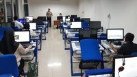 “Setiap hari kita lakukan minimal 2x penyemprotan disinfektan diseluruh area da sarana satpas. Ini berlaku untuk semua yang baru atau yang ingin memperpanjang SIM,” ujar Lalu Hedwin. Foto: dok. Polri