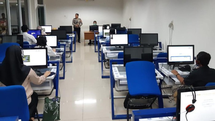 Social Distancing ala Polisi