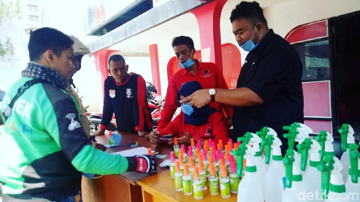 Kader PDIP di Gatrut bagi-bagi hand sanitizer untuk ojol dan penumpang angkot