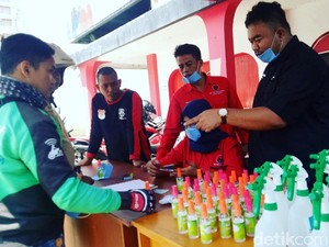 Kader PDI-P Garut Bagikan Hand Sanitizer ke Driver Ojol-Sopir Angkot