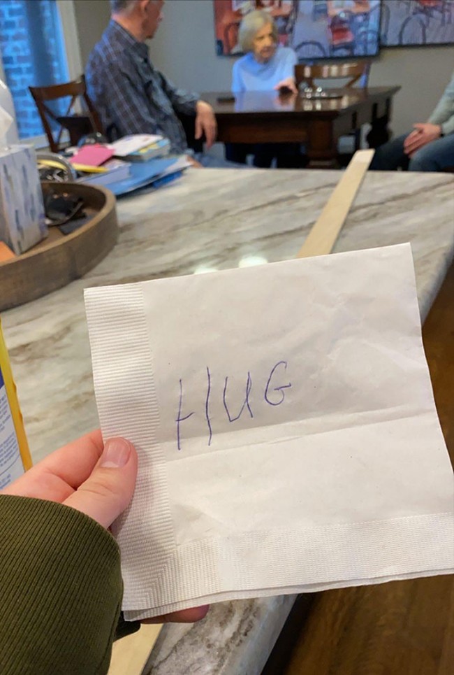 Selama pandemi belum berakhir, tak disarankan untuk saling menyentuh meski dengan keluarga sendiri. Karenanya, nenek dan kakek yang datang ke pesta ulang tahun cucu dalam postingan ini memberikan pelukan melalui tulisan saja. Foto: Reddit bemphador