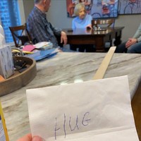 Selama pandemi belum berakhir, tak disarankan untuk saling menyentuh meski dengan keluarga sendiri. Karenanya, nenek dan kakek yang datang ke pesta ulang tahun cucu dalam postingan ini memberikan pelukan melalui tulisan saja. Foto: Reddit bemphador