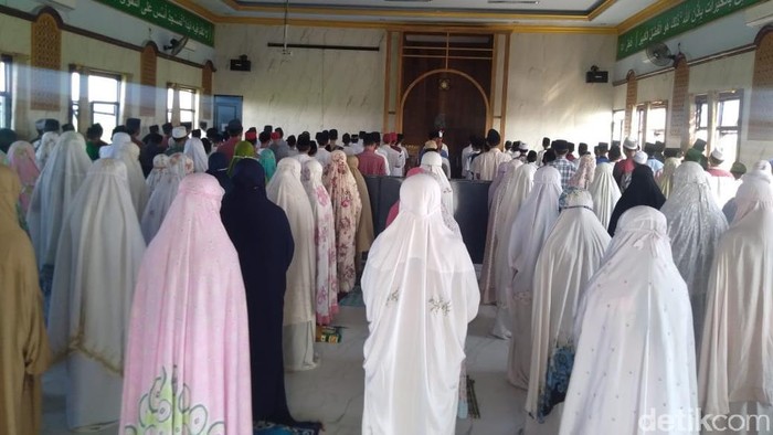 Ratusan Santri di Jombang Salat Gaib untuk Ibu Presiden di Tengah Pandemi Corona