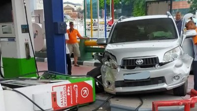 Mobil Tabrak Pom Bensin