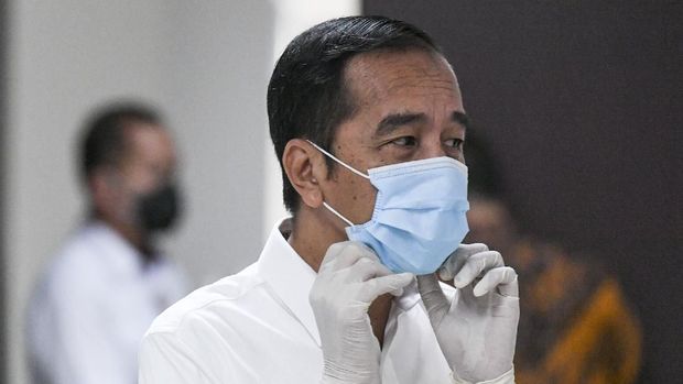 Presiden Joko Widodo merapikan masker yang digunakannya saat meninjau Rumah Sakit Darurat Penanganan COVID-19 Wisma Atlet Kemayoran, Jakarta, Senin (23/3/2020). Presiden Joko Widodo memastikan Rumah Sakit Darurat Penanganan COVID-19 Wisma Atlet Kemayoran siap digunakan untuk menangani 3.000 pasien. ANTARA FOTO/Hafidz Mubarak A/Pool/aww.