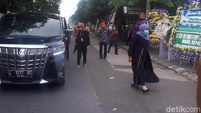 Gubernur Jatim tiba di rumah duka ibunda Jokowi, Solo.