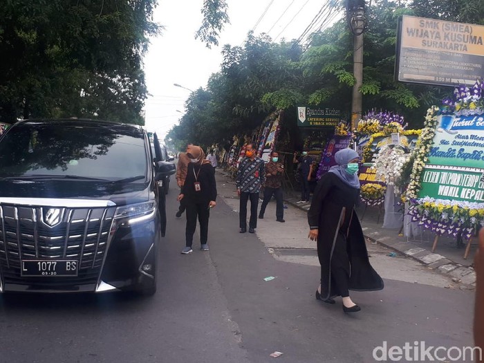 Gubernur Jatim tiba di rumah duka ibunda Jokowi, Solo.