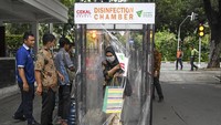 Pemasangan Bilik Disinfektan ini diharapkan bisa meminimalisirkan penyebaran virus COVID-19 di kawasan Balai kota Jakarta. antara foto/Nova Wahyudi