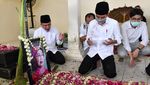Suasana Haru di Pusara Terakhir Ibunda Jokowi