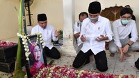 Presiden Jokowi bedoa disamping makam ibunda yang wafat dikarenakan sakit. pool/ Agus Suparto