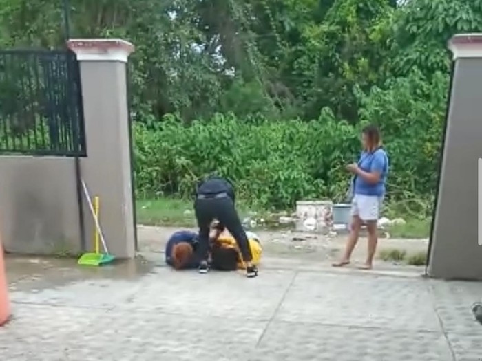 Viral perempuan di Bone dianiaya karena dituduh sebagai pelakor. Penganiayaan tersebut disiarkan langsung di medsos (screenshot video viral)