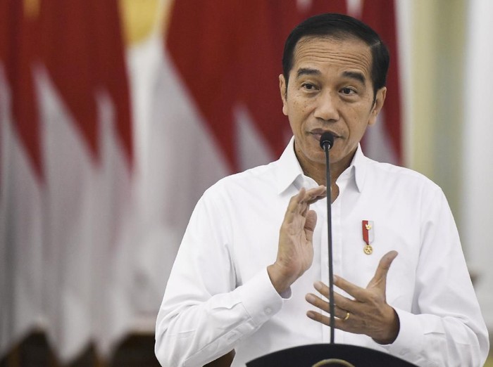 Presiden Joko Widodo merapikan masker yang digunakannya saat meninjau Rumah Sakit Darurat Penanganan COVID-19 Wisma Atlet Kemayoran, Jakarta, Senin (23/3/2020). Presiden Joko Widodo memastikan Rumah Sakit Darurat Penanganan COVID-19 Wisma Atlet Kemayoran siap digunakan untuk menangani 3.000 pasien. ANTARA FOTO/Hafidz Mubarak A/Pool/aww.