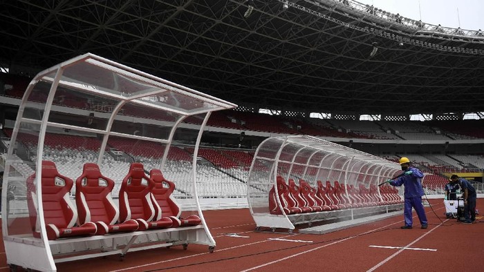Petugas menyemprotkan cairan disinfektan di Kompleks Stadion Utama Gelora Bung Karno (SUGBK), Senayan, Jakarta, Kamis (26/3/2020).Penyemprotan disinfektan tersebut untuk mencegah penyebaran virus corona (COVID-19) di area tersebut. ANTARA FOTO/Puspa Perwitasari/ama.