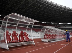 Petugas menyemprotkan cairan disinfektan di Stadion Utama Gelora Bung Karno (SUGBK), Senayan, Jakarta, Kamis (26/3/2020).