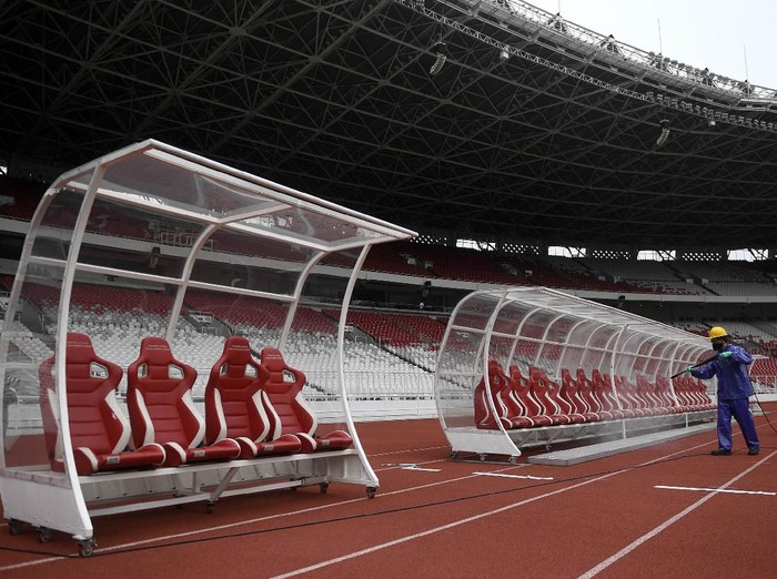 Petugas menyemprotkan cairan disinfektan di Kompleks Stadion Utama Gelora Bung Karno (SUGBK), Senayan, Jakarta, Kamis (26/3/2020).Penyemprotan disinfektan tersebut untuk mencegah penyebaran virus corona (COVID-19) di area tersebut. ANTARA FOTO/Puspa Perwitasari/ama.