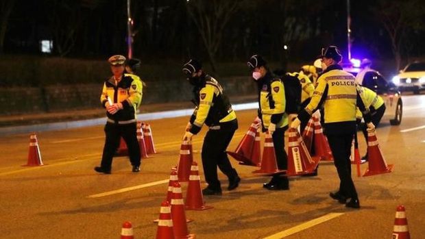 Pandemi Corona di Korsel, Pengemudi Harus Zig Zag saat Dirazia Polisi