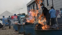 Barang bukti ganja dimusnahkan dengan cara dibakar.