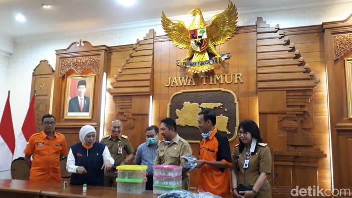 SMAN Kademangan Blitar Bikin Masker dan Hand Sanitizer