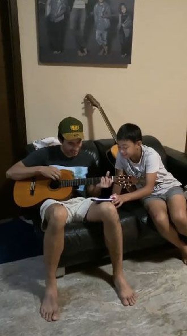 Demi membantu pemerintah dan para tenaga medis dalam memerangi virus Corona, karantina diri sebaiknya dilakukan semua warga Indonesia. Keluarga Donna Agnesia dan Darius pun mengikuti anjuran pemerintah ini. Donna merasakan dengan anjuran #dirumahaja, dia dan keluarganya malah bisa menghabiskan lebih banyak waktu berkualitas bersama. Salah satu aktivitas yang mereka lakukan saat harus #dirumahaja adalah bernyanyi bersama. Semalam The Sinathrya memilih main musik & nyanyi bareng, tulis Donna di Instagram. Foto: Instagram