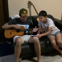 Demi membantu pemerintah dan para tenaga medis dalam memerangi virus Corona, karantina diri sebaiknya dilakukan semua warga Indonesia. Keluarga Donna Agnesia dan Darius pun mengikuti anjuran pemerintah ini. Donna merasakan dengan anjuran #dirumahaja, dia dan keluarganya malah bisa menghabiskan lebih banyak waktu berkualitas bersama. Salah satu aktivitas yang mereka lakukan saat harus #dirumahaja adalah bernyanyi bersama. Semalam The Sinathrya memilih main musik & nyanyi bareng, tulis Donna di Instagram. Foto: Instagram