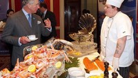 Melakukan pertemuan di sebuah hotel, Pangeran Charles berkesempatan mengobrol dengan seorang chef yang bertugas menjamunya. Terlihat ikan salmon segar, udang, serta lobster yang nampak lezat. Foto: Istimewa