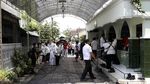 Momen Jenazah Ibunda Jokowi Disalatkan di Masjid Baiturrahman Solo