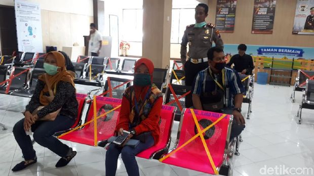 Sebelum Ngurus SIM dan STNk di Gresik, Pemohon Wajib Masuk Bilik Sterilisasi