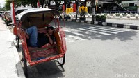 Tukang becak tertidur saat menunggu menunggu penumpang. Sepinya Malioboro ini berdampak pada pemasukan tukang becak di kawasan tersebut. Penghasilan mereka turun drastis.