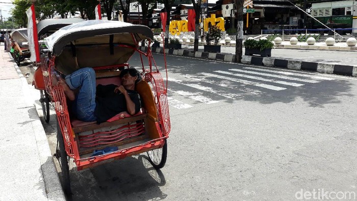 Mewabahnya COVID-19 berdampak kepada semua sektor, khususnya pariwisata. Seperti halnya di Yogyakarta, kawasan Malioboro yang biasanya ramai kini sepi.