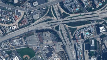  Simpang tol di pusat kota Los Angeles, 22 Maret 2020. Foto: Maxar Technologies
