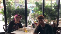 Sosok dr Tirta begitu kekinian dengan rambut dicat keunguan. Ini momennya ngobrol bersama influencer Reza Arap di sebuah kafe. Dalam foto ini ia minta maaf karena sempat salah sebut saat membahas aksi influencer dalam menyerukan donasi untuk virus corona. Foto: Instagram dr.tirta