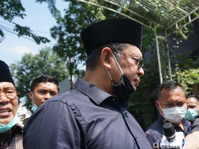 Ketua MPR Bambang Soesatyo di rumah duka ibunda Jokowi, Solo, Kamis (26/3/2020).