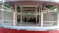 Rencananya upacara pemakaman akan berlangsung pada pukul 13.00 WIB.  