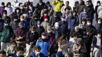 Warga Jepang juga memadati area upacara pemulihan api olimpiade. Foto AP/Eugene Hoshiko.