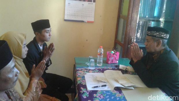 Petugas dan calon pengantin tida bersalaman/