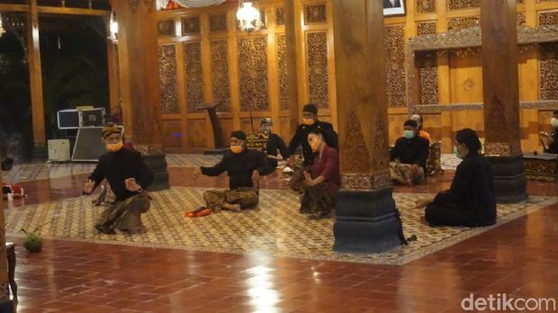 Usir Corona dan Doakan Ibunda Jokowi, FX Rudy-Seniman Gelar Umbul Donga