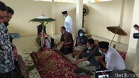 Pemakaman ibunda Jokowi berlangsung sederhana dan hanya diikuti internal keluarga serta beberapa orang pelayat saja. Para pelayat lainnya diminta mendoakan dari rumah dan tidak ikut ke lokasi pemakaman.