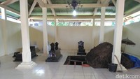 Liang lahat tersebut persis disamping kiri makam suaminya, Widjiatno Notomihardjo.