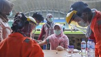 Sejumlah tenaga medis mengecek kesehatannya dengan mengambil sampel darah menggunakan metode rapid test (pemeriksaan cepat) di Stadion Patriot, Bekasi, Rabu (25/3/2020). Terdapat 165 petugas kesehatan yang bergiliran dicek.