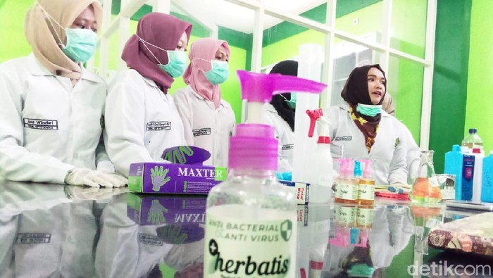 Perguruan Tinggi di Lamongan Racik Hand Sanitizer Berbahan Serai