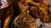 Menuliskan tagar local pride, dr Tirta memotret nasi bungkus yang kelihatan nikmat. Apalagi ada lauk telur goreng dan pecel. Foto: Instagram dr.tirta