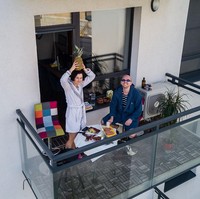 Isolasi diri membuatmu tidak bisa pergi ke restoran? Jangan khawatir, kamu tetap bisa membuat sendiri makanan yang kamu inginkan bersama dengan pasangan di rumah. Asyik bukan? (Foto: dok. Boredpanda/ adasvasiliauskas)