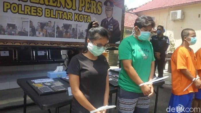 Dua warga Kabupaten Blitar ditangkap karena mengedarkan sabu. Selain itu, dua wanita yang mengaku teman intim ini juga mengkonsumsi sabu tersebut agar lebih senang saat berduaan.