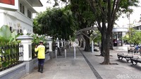 Hanya terlihat petugas kebersihan yang sedang membersihkan kawasan Malioboro.
